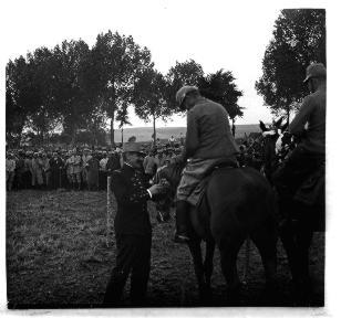 Un général décerne un prix à un cavalier