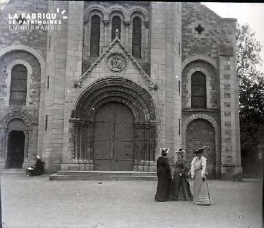3 femmes sur le parvis d'une église