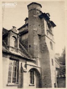 Caen-La tour dans la façade