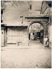 Caen-Le porche