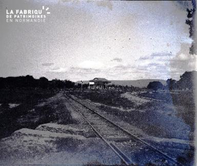 Afrique-Chemin de fer et gare au loin