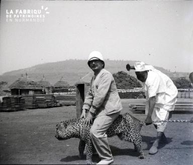 Afrique-Colon assis sur un guépard empaillé