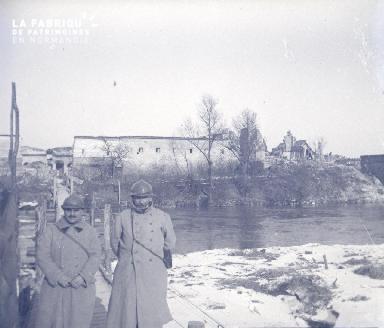 Soldats français posant sur les bords de l'Aisne à Berry-au-Bac