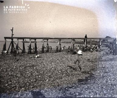 Bord de mer, un enfant sur la plage