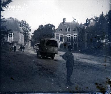 Camion de l'Armée dans une rue