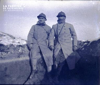 Capitaine Fortin et Adjudant Degiorgi dans le boyau reliant le (informations manquantes)