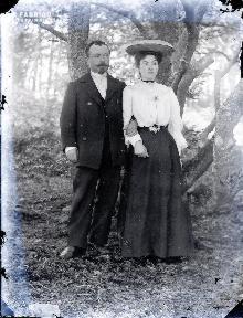 Couple sous un arbre