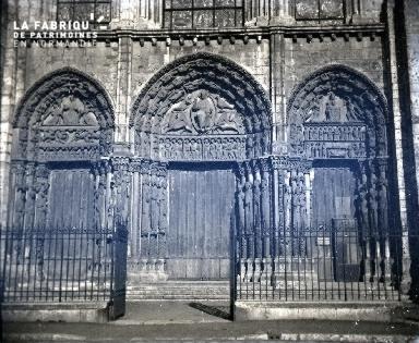 Façade occidentale d'une cathédrale avec les trois portails.