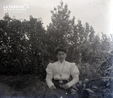 Femme assise dans un jardin
