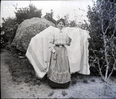 Femme dans un jardin