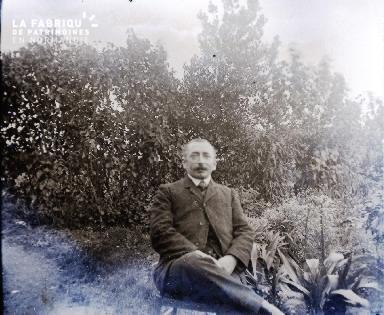 Homme assis dans un jardin