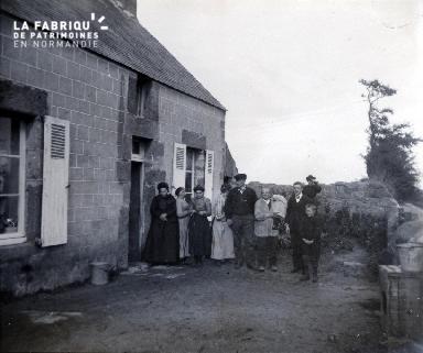 Photo de famille devant une maison