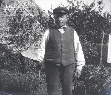 Vieil homme dans un jardin