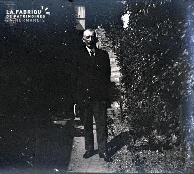 Vieil homme dans une allée de jardin