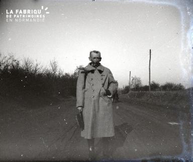 Vieil homme sur une route