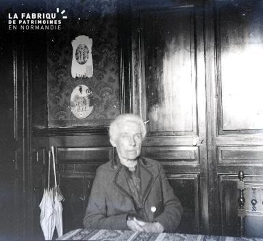 Vieille dame assise à une table
