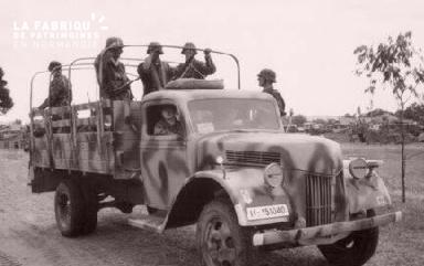 Véhicule militaire allemand, à son bord des soldats.