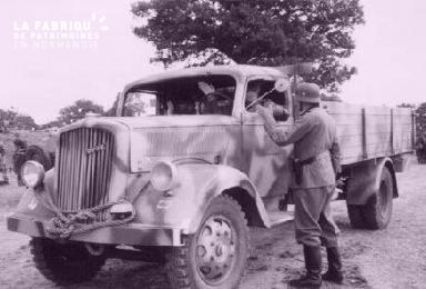 Soldats allemands prés d'un véhicule