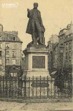 Cl 06 099 Caen-Statue d'Elie de Beaumont