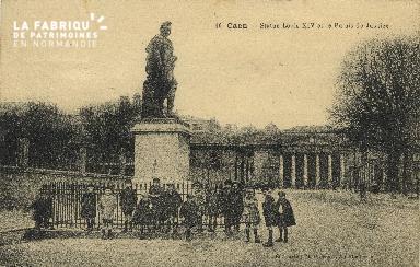 Cl 06 233 Caen-Statue LouisXIV et le palais de justice
