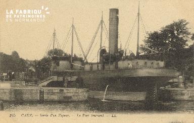 Cl 07 090 Caen - Sortie d'un vapeur - Le pont tournant