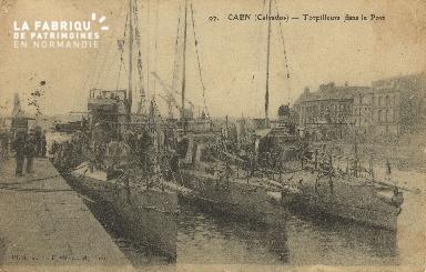 Cl 07 131 Caen - le Torpilleurs dans le Port