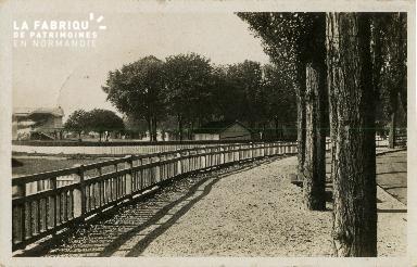 Cl 08 318 Caen les Tribunes de l'Hippodrome et le Cours Circulaire du
