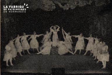 Danse, théâtre, folklore 6- Groupe- Lieu non précisé-