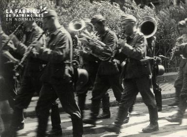 juin 1940 défilé troupes d'occupation musique