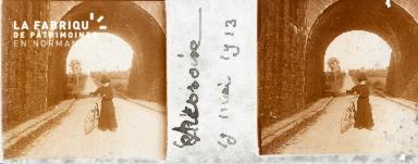 B005 femme à vélo 19 05 1913