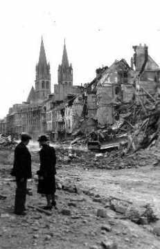 Bulldozer canadien déblayant les ruines à Caen