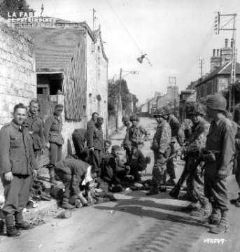 Dix soldats américains et leurs prisonniers allemands