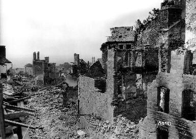 Ruines de Domfront après les tirs d'artillerie alliés