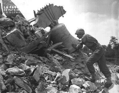 Soldats américains au milieu des décombres d'une église 
