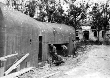 Inspection d'un Blockhaus par des soldats américains