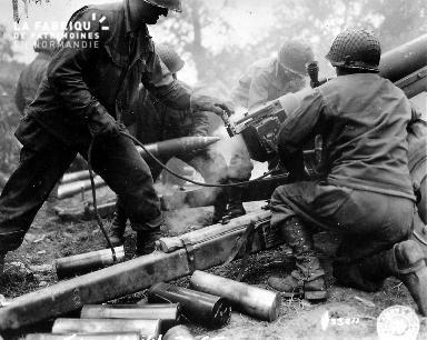 Chargement de canons à Carentan