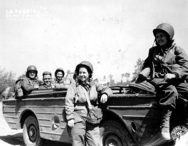 Deux infirmières militaires à côté d'une jeep