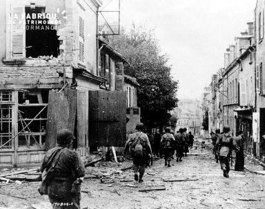 Progression de soldats américains à Cherbourg