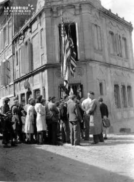 Attroupement devant le drapeau américain à Trevières