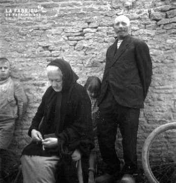 Femme en prière à Rots