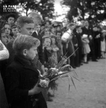 Garçon au bouquet de fleurs