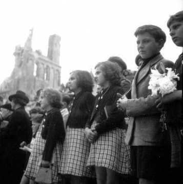 Enfants à Rots lors de la messe
