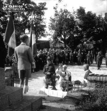 Jeune garçon devant le Monument aux Morts