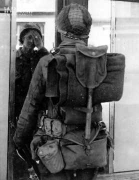 Soldat américain devant un miroir