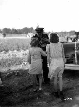 Eisenhower et deux jeunes filles à Chambois