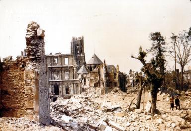 Normands parmi les ruines de Saint-Lô