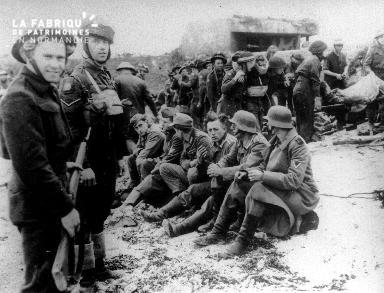 Prisonniers allemands et soldats canadiens