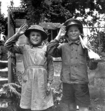 Salut militaire canadien par des enfants