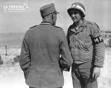Entretien entre un prisonnier allemand et un soldat MP américain