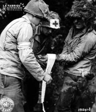 Soins apportés à un soldat américain blessé à la main